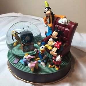Disney- Mickey & Friends TV Time Snowglobe